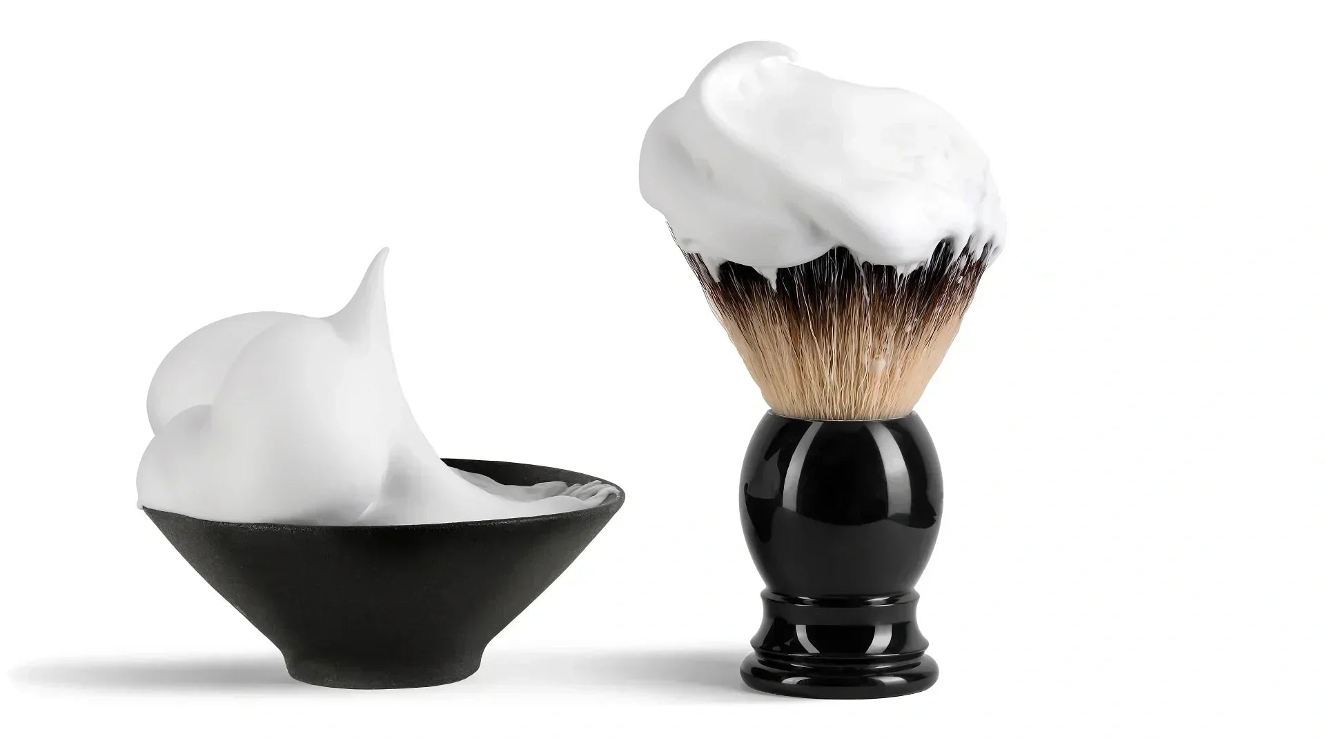 Mousse à raser dans un bol et un blaireau avec de la mousse sur les poils posé à coté