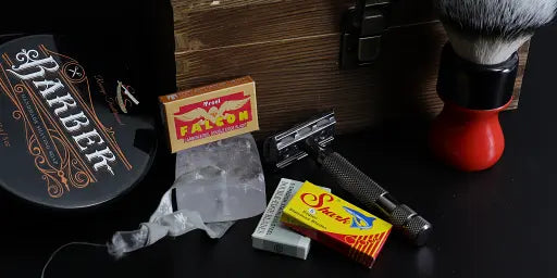 Accessoires de rasage, rasoir, lames de rasoir, blaireau de rasage, pierre d'alun.