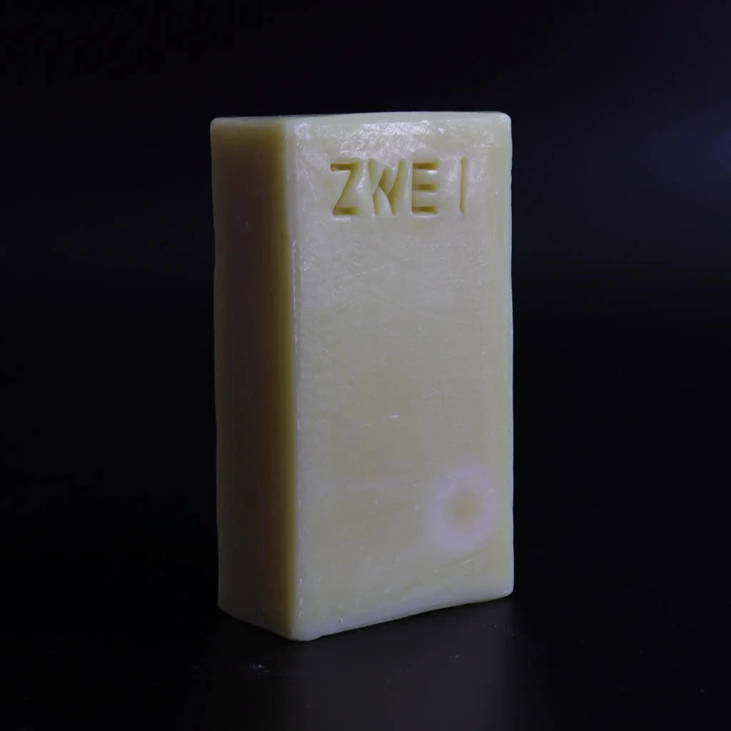 Savon - Shampoing à la CIRE D'ABEILLE 100g  Saponifié à froid de façon artisanale avec un surgras de 6% : composé d’huile d’olive, de ricin, de coco et de cire d’abeille.